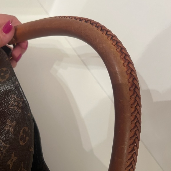 Authentic Louis Vuitton Artsy MM - Picture 3 of 10